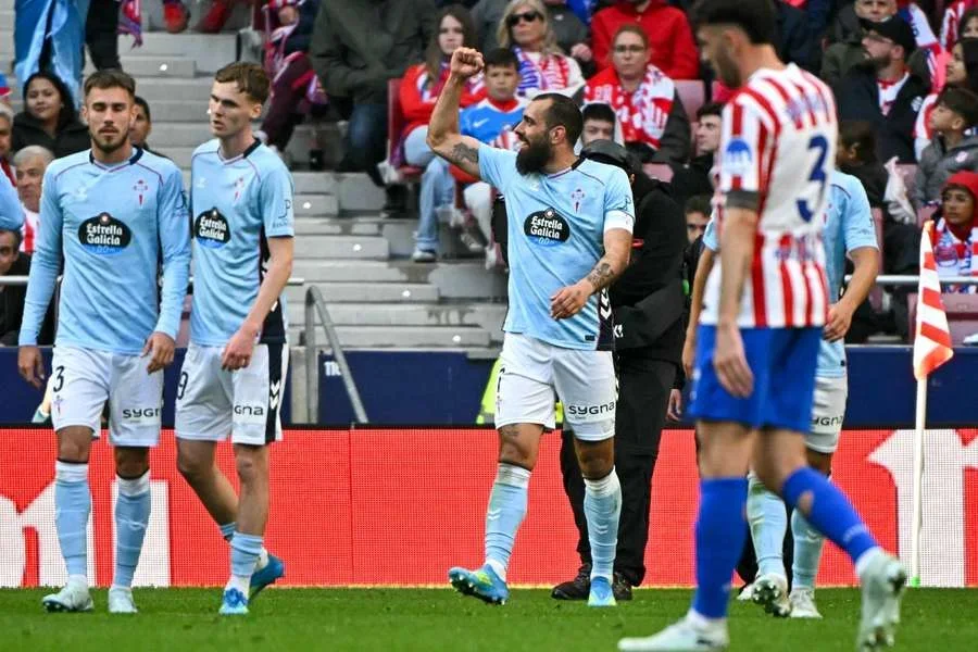 Borja Iglesias celebra su gol