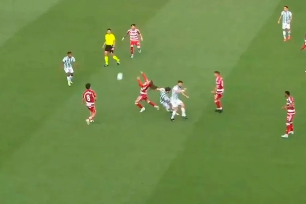 El tirón de pelo de Percan sobre Izan González en el Córdoba 1-0 Granada