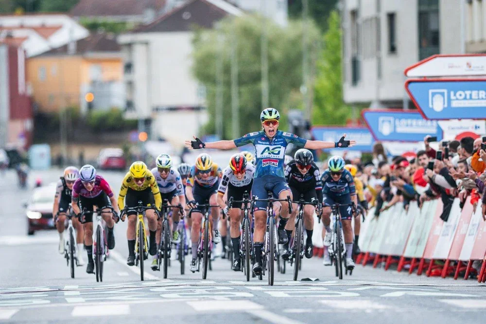 El esprint que decidió la segunda etapa de la Vuelta con el triunfo de la belga Shari Bossuyt.