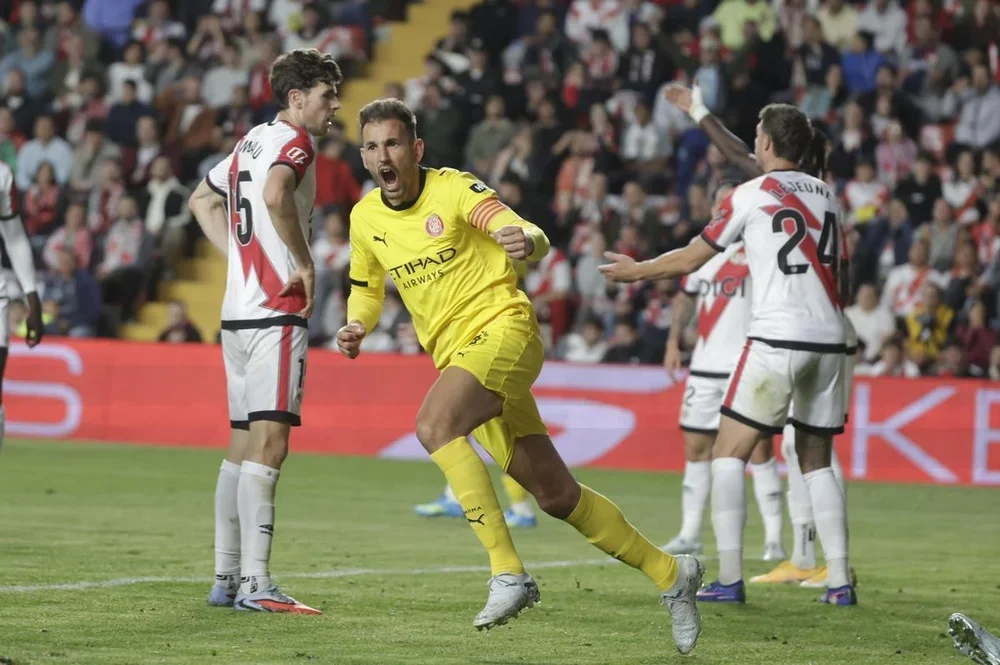 Stuani celebra en Vallecas un empate vital para el Girona